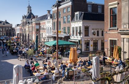 Een vol terras in het voorjaar in sneek