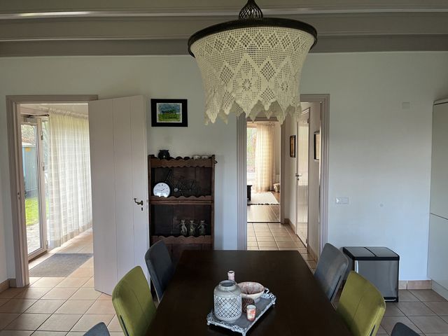 Vakantiehuis in het bos | Woonkeuken keuken richting woonkamer