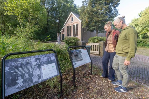 Een echtpaar dat kijkt naar de buitenexpositie bij het Schooltje Boschoord
