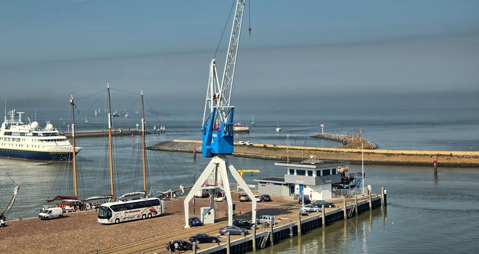 Havenkraan op de nieuwe Willemshaven in Harlingen