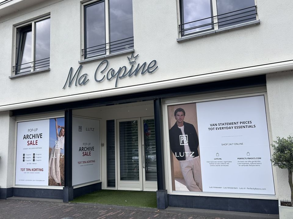 Pop-up store van Lutz in Woerden, Groene Hart, tijdelijke kledingwinkel in augustus met etalages voor de Archive Sale en aanbiedingen op dames- en herenmode in het winkelcentrum.
