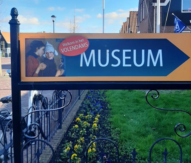 Welkomstbord bij het Volendams Museum.