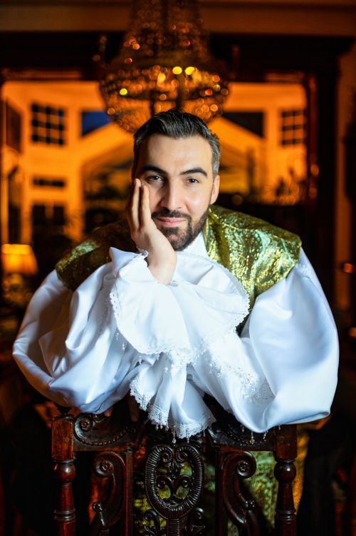 Een foto van een man met zijn hand in het gezicht