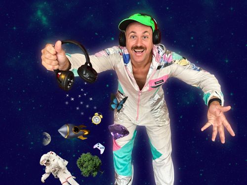 Een man die zogenaamd zweeft