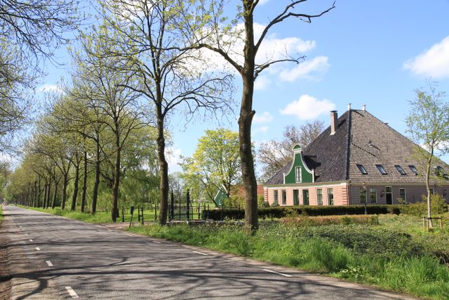 Beemster in de lente. Stolpboerderij in de Beemster.