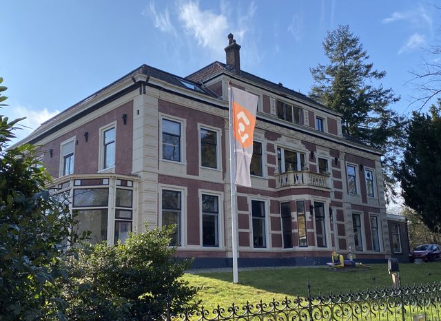 Voorzijde bibliotheek Hilversum in Villa Erica aan de 's-Gravelandseweg