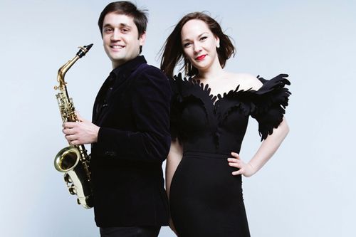 Man en vrouw in het zwart gekleed met een trompet