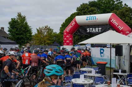 Start van De Leyetocht met start en finishboog