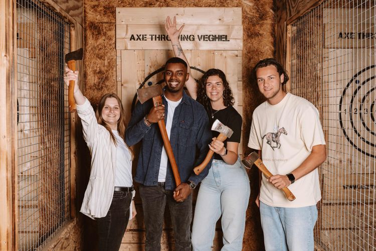 Axe Throwing bij Noordkade Uitjes