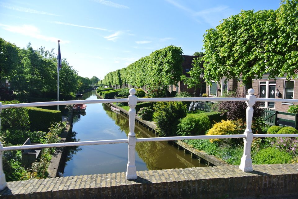 foto van gracht in ijlst vanaf een brug