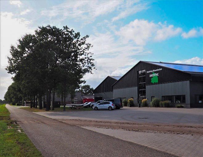 Twee fasen op een foto: van boerenbedrijf, op de achtergrond, naar bloembollenteeltbedrijf