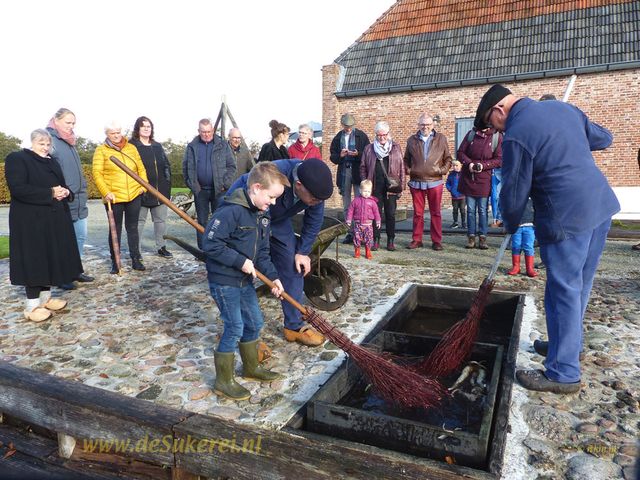 Wortels wassen door bezoekers bij museum De Sukerei
