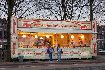 Oliebollenkraam Muller aan de Westdam Haven in Woerden met bezoekers die verse oliebollen kopen.