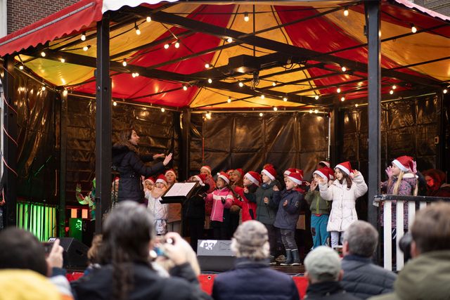 Kinderen kerstliedjes aan het zingen