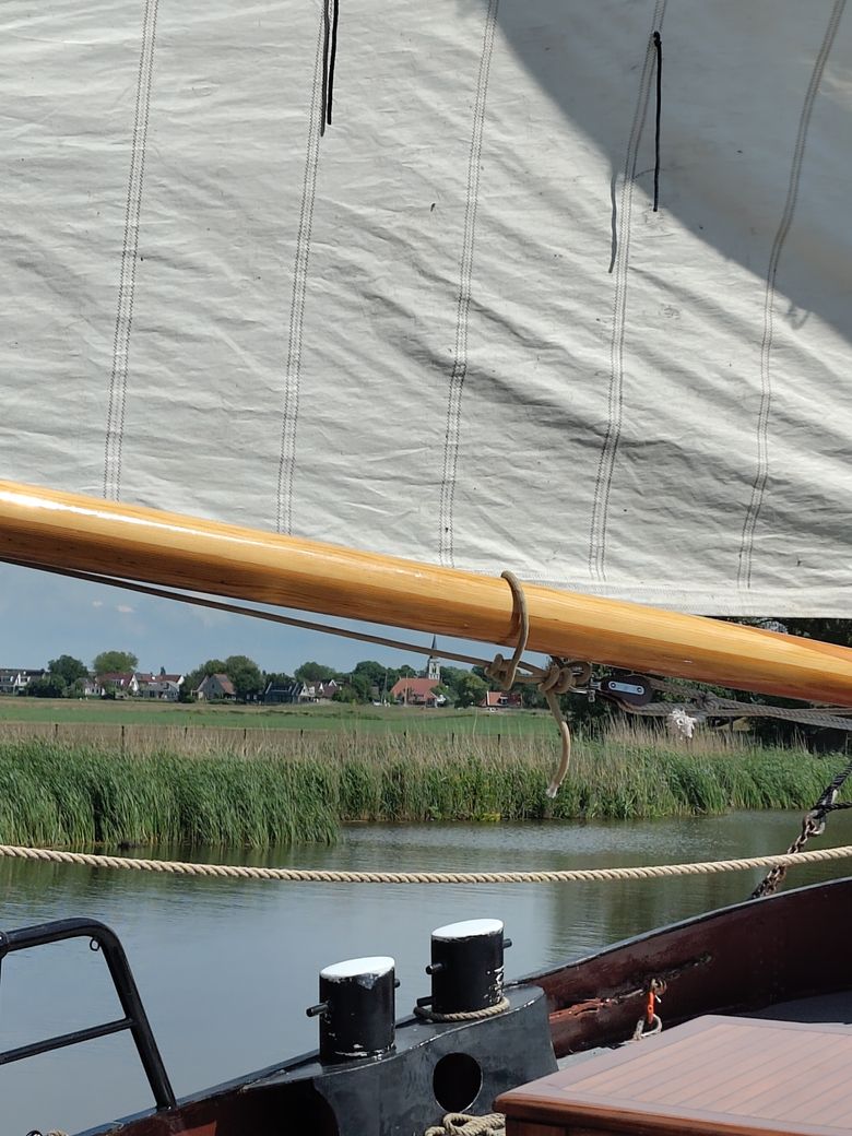 Zeilend door kanalen in Friesland