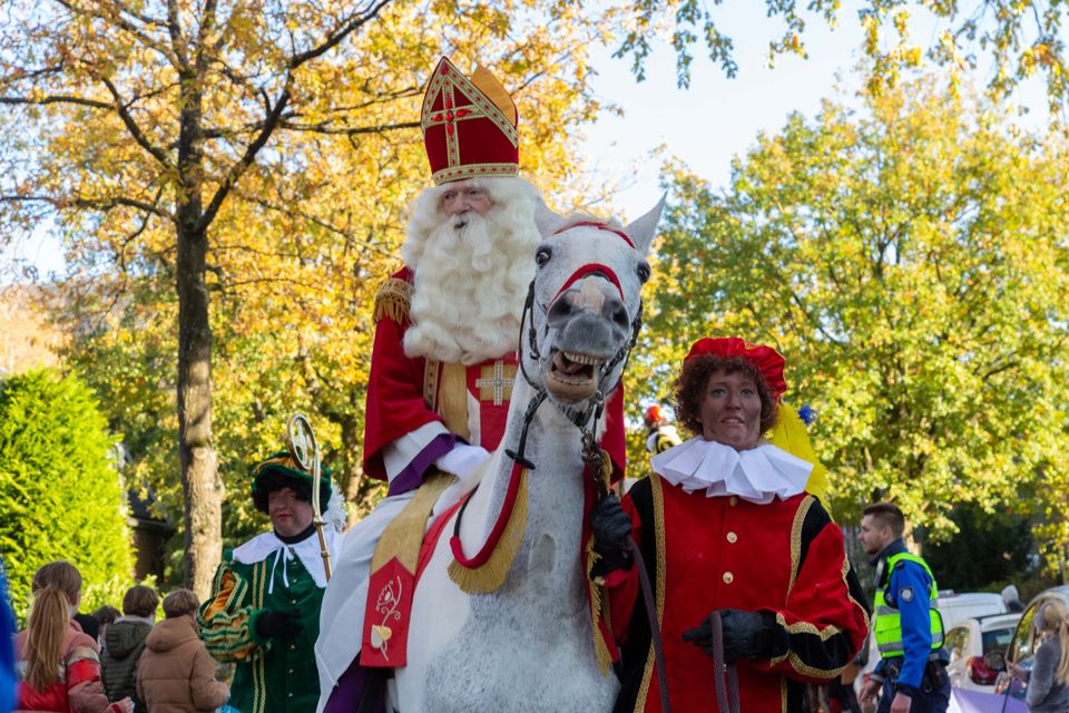 Sinterklaas op paard