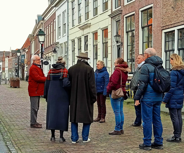 Groep wordt rondgeleid door Geertruidenberg