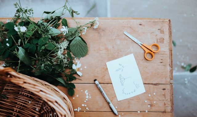 Mand met kruiden op een houten tafel met notitiebriefje