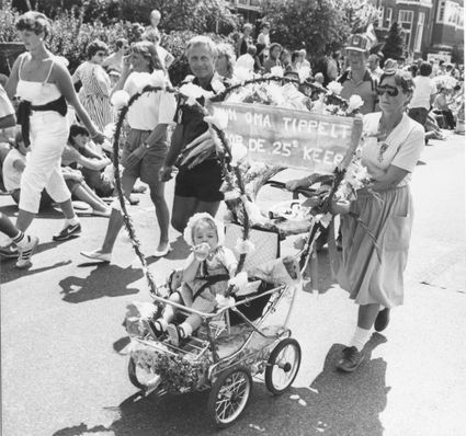 Oma Verseveldt uit Den Haag loopt met haar kleinkind in de kinderwagen voor de 25e keer de intocht op de vierde dag van de 67e Vierdaagse.