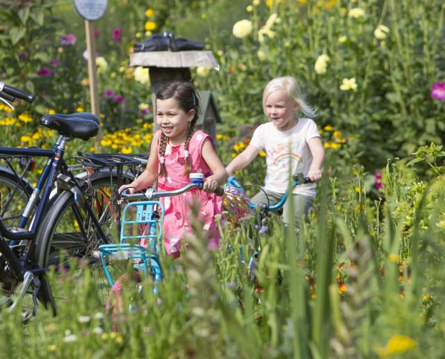 Fietsende kinderen op de Langhoornbijroute