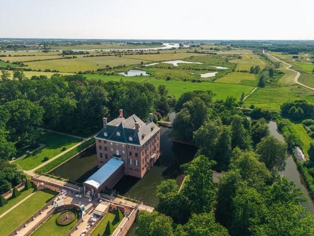 Luchtfoto van Kasteel Amerongen met uitzicht op kasteeltuin en uiterwaarden