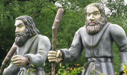Twee grote beelden van Ellert en Brammert.