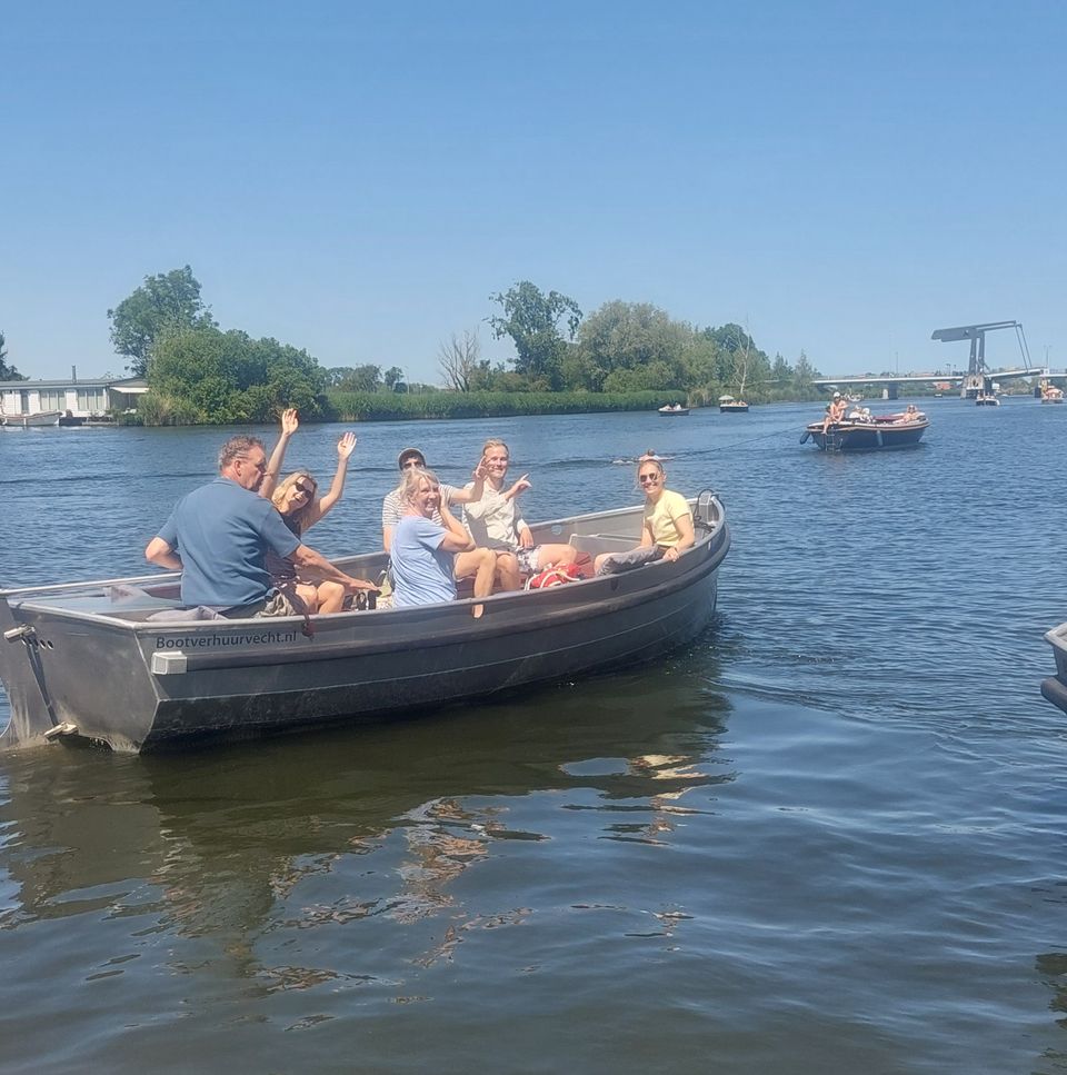 Boot op de Vecht met groep mensen erin op een zonnige dag