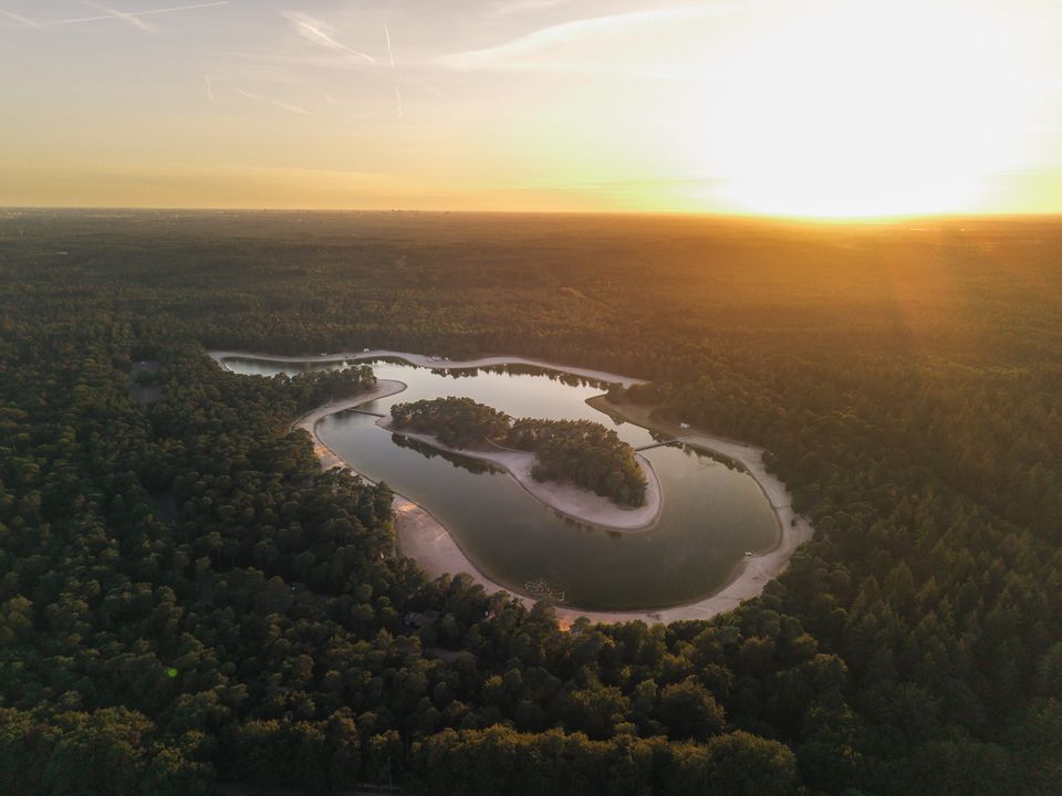 Luchtfoto van het Henschotermeer in Woudenberg in regio Utrechtse Heuvelrug bij zonsondergang
