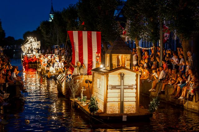 Gondelvaart in de Luts tijdens de feestweek in Balk met meerdere versierde gondels.