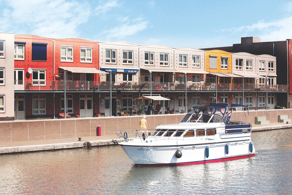 Een boot in de haven met water in Zeewolde, Flevoland