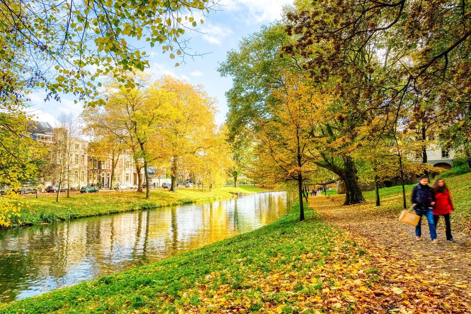 Stel wandelt langs Utrechtse Singel