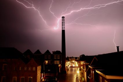 onweer boven ijlst in de nacht