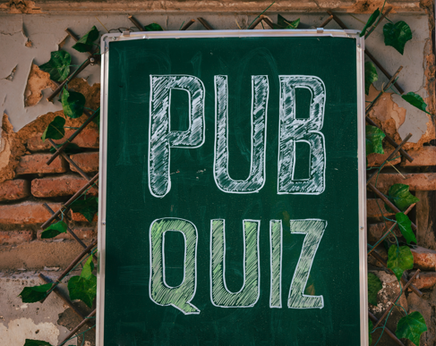 krijtbord met pubquiz erop