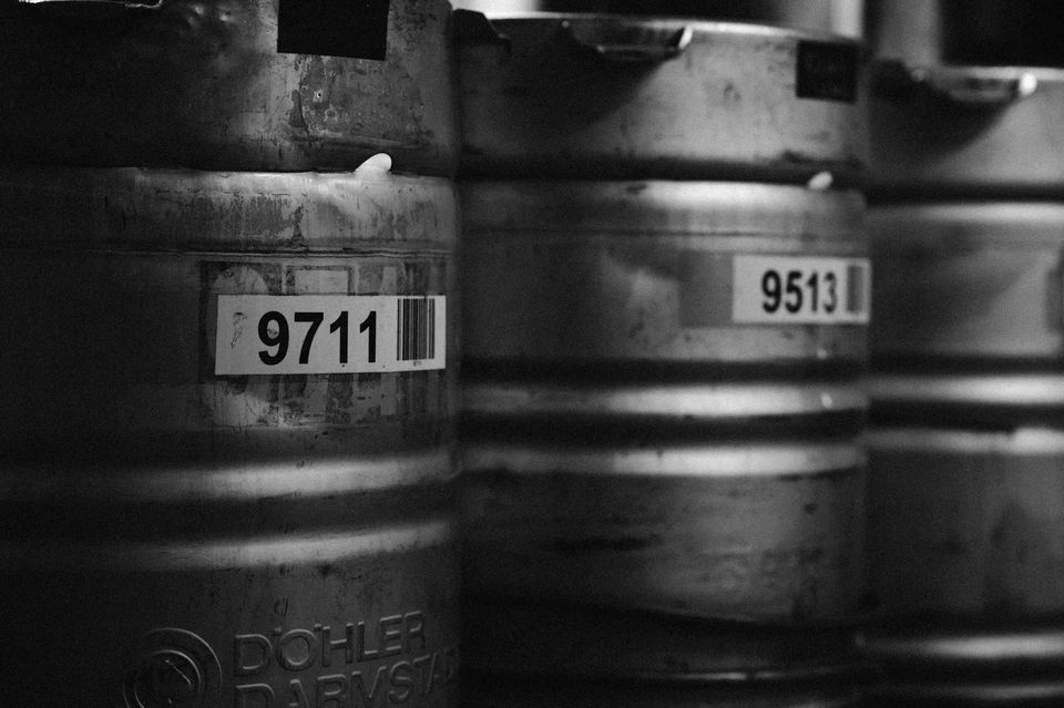 Zuydcraft brouwerij biervaten zwart wit afbeelding