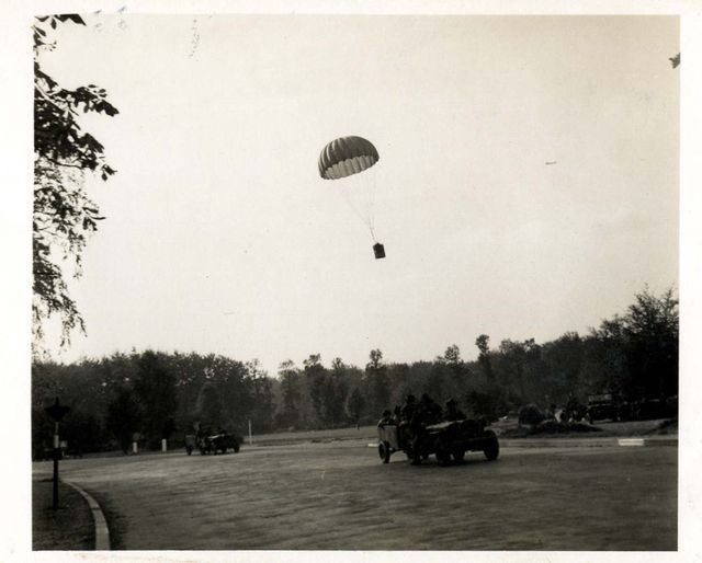 Jeeps van het No. 2 Platoon, 250th Light Company, RASC onder kapitein Kavanaugh rijden over de Utrechtseweg voor Hotel Hartenstein.