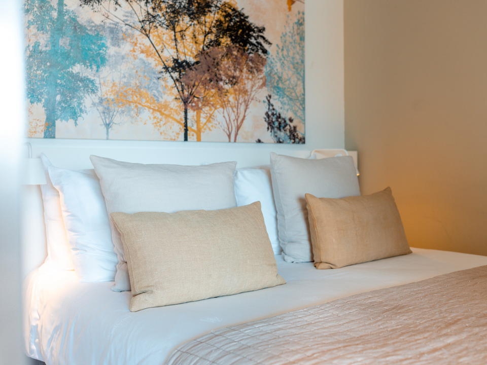 UITvergroot een bed in een kamer Westcord Hotel Delft