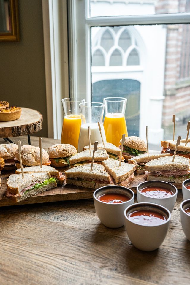 Lunchcatering met belegde broodjes, soep en verse sappen bij Plein 7 in Woerden.