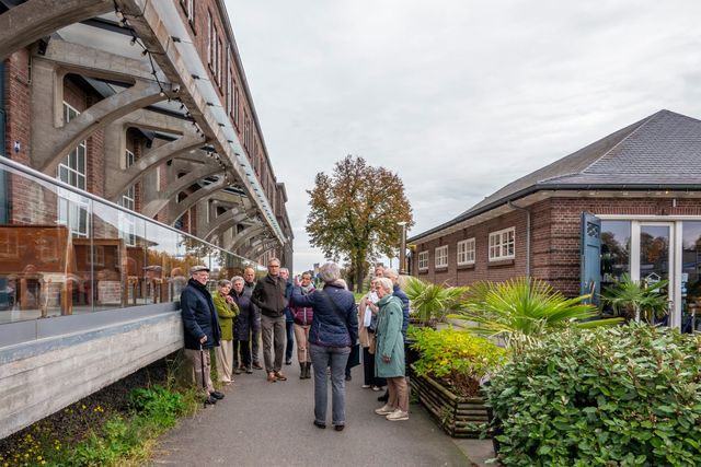 Rondleiding van groep mensen over het terrein van voormalige leerfabriek in Oisterwijk