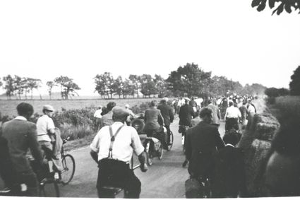 op de foto staan fietsers die het TT-circuit fietsen