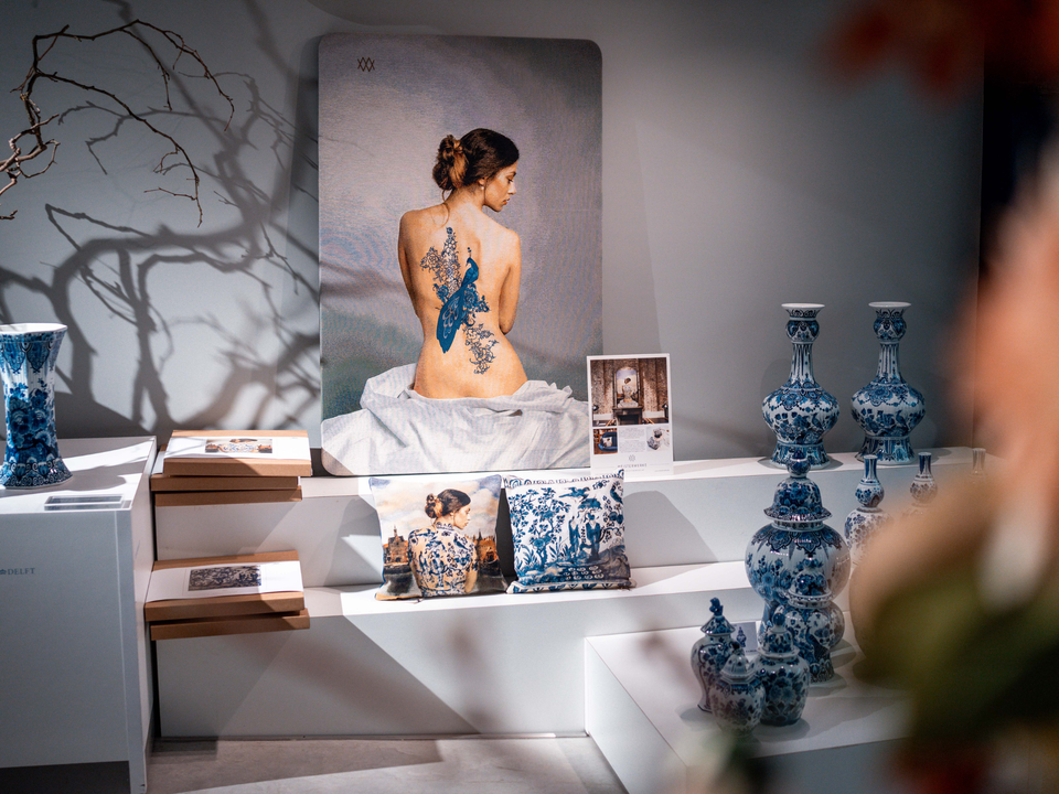 Binnen bij de winkel van Royal Delft met een Delfts Blauwe vaas en kussens