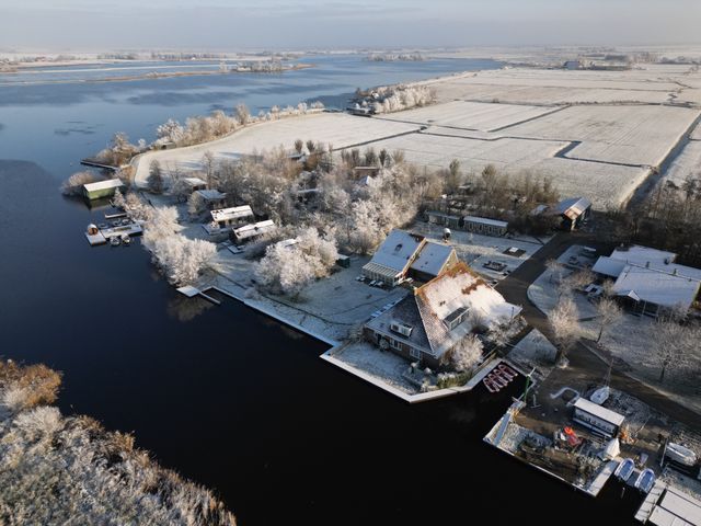 Een luchtfoto van Pean-buiten Akkrum in de winter.