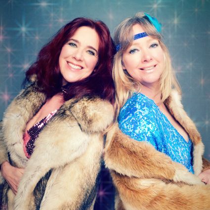 De zusjes Beatrice en Vera van der Poel zijn gekleed in een glitterjurk en een jas van bont.
