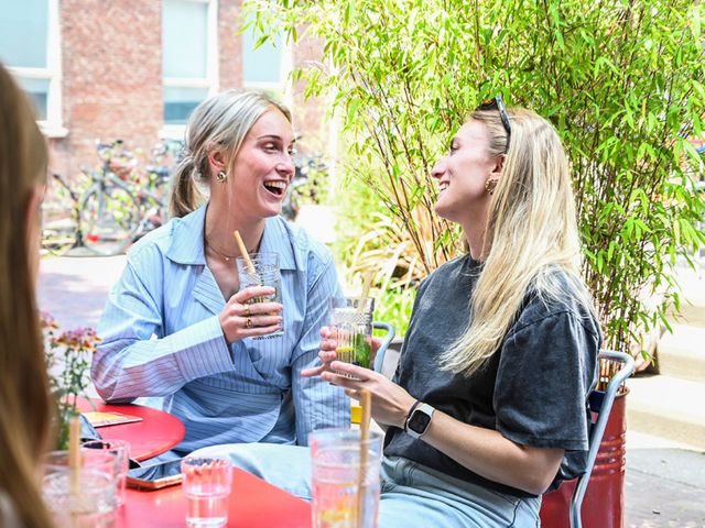 Vriendinnen die gezellige een drankje doen op een terras in Delft