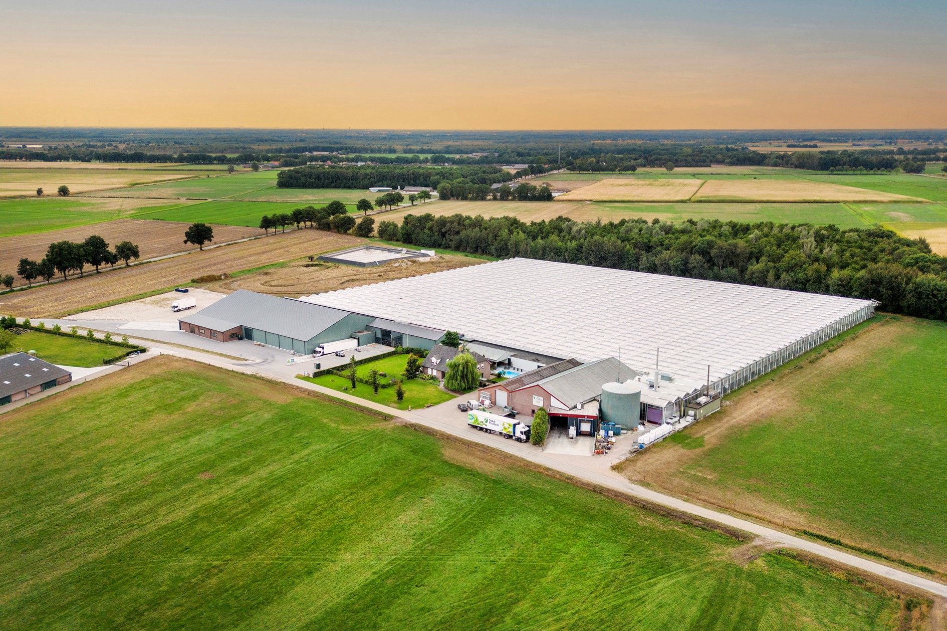 Rij in de kassen bij Snack Products Asten