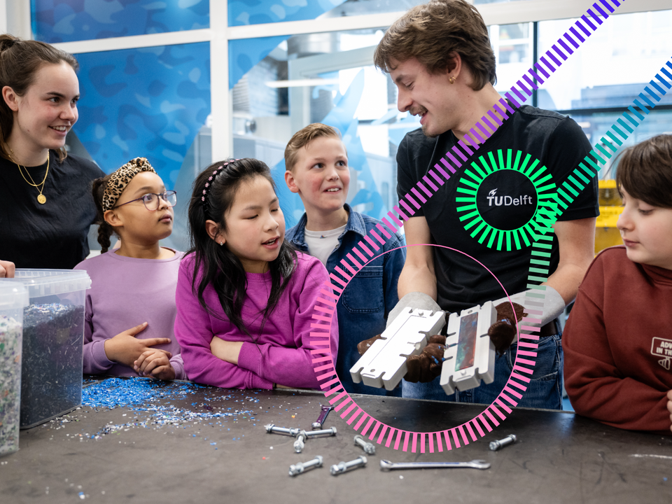 Kinderen die kijken naar een experiment in het Science Centre