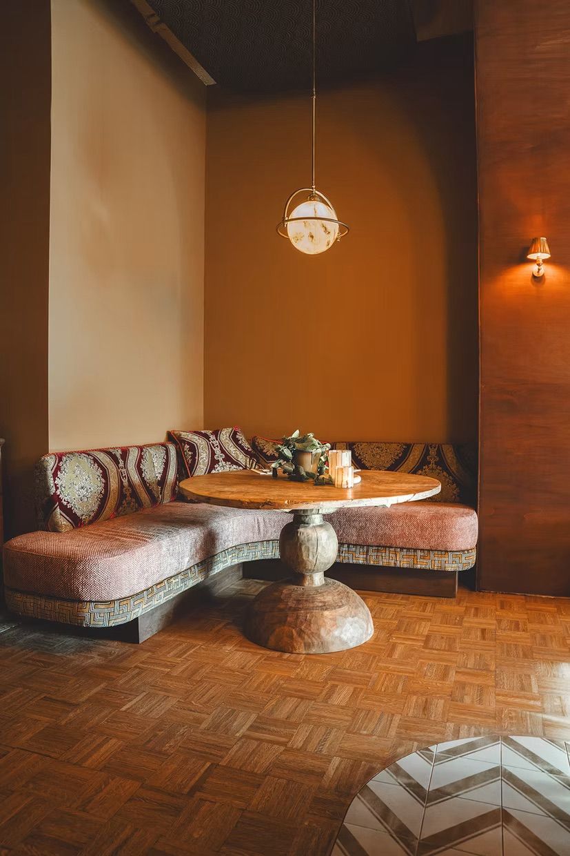 Bank met tafel, het interieur van Allora