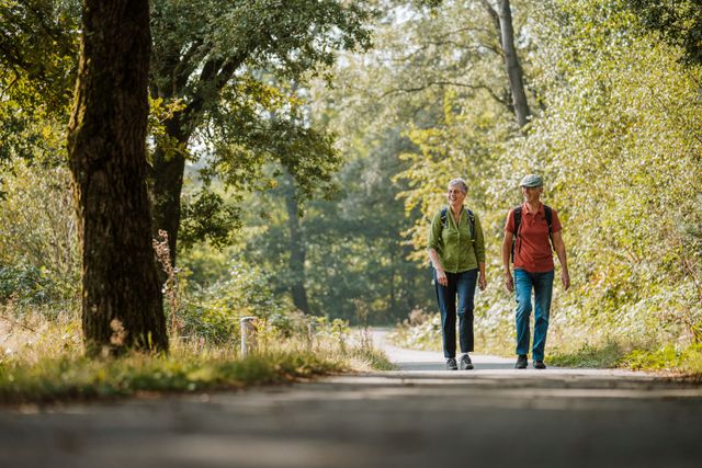 Mensen aan het wandelen in het bos