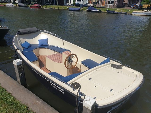 Comfortabele sloep (fluisterboot) van De Scheepsjongens, aangemeerd aan de kade van de Single in Woerden en klaar voor een ontspannen vaartocht.