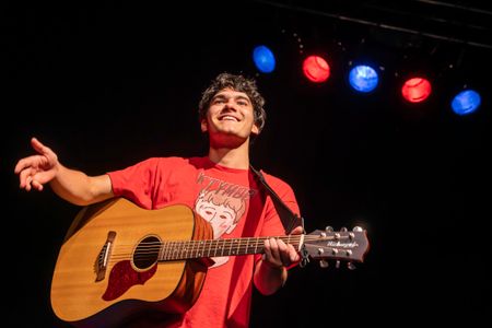 acteur unseen op podium