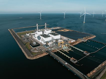 Flevokust Haven en de Maxima centrale vanaf boven met een drone gefotografeerd.